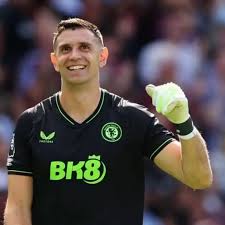 Quién es el nuevo compañero de Dibu Martínez en Aston Villa: el refuerzo que pasó por tres clubes en un día