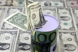 Dólar fecha em queda e Bolsa interrompe sequência de recordes em semana de decisões de juros