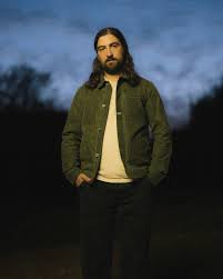 Noah Kahan erzählt in „Porch Light“ von Schuldgefühlen gegenüber seiner Familie