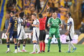 Nahuel Guzmán tuvo una noche de furia en Tigres: fue expulsado por empujar al árbitro y arrojó un tacho de basura
