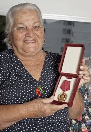 Maria Prestes segura, orgulhosa, a medalha que Luiz Carlos Prestes recebeu na Bulgária em O Senado divulgou, no último dia 14, as cinco mulheres que serão ... - _MG_3135