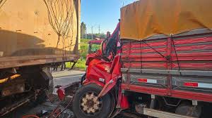 Colisão entre caminhões deixa dois mortos e um motorista em estado gravíssimo na BR-153, em Goiânia