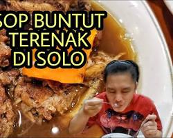 Kuliner iga solo Sop Iga Sapi at Rumah Makan Sop Buntut Mbak Yenni Solo, with a clear and flavorful broth.