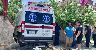 Conductor de ambulancia choca con un auto y termina dentro de una casa en Chetumal