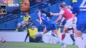 Surrealista tirón de pelo en la Champions femenina: 