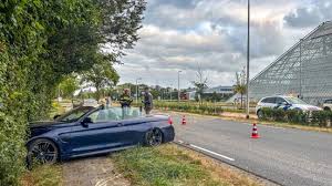Auto verliest wiel en belandt naast de weg in Leeuwarden
