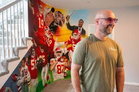 Sau vụ hỏa hoạn, nghệ sĩ ở Kansas City vẽ bức tranh tường về đội Chiefs cho bang Missouri...