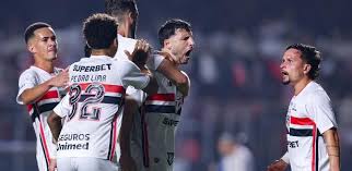 São Paulo atrapalha voto de silêncio da torcida, bate Inter e espanta crise