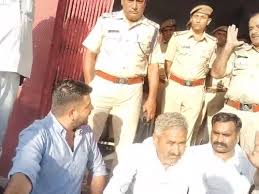 विधायक रविंद्र भाटी और SHO में कहासुनी: धरने पर बैठे MLA बोले- ईमान-धर्म मर गया क्या; SHO ने कहा- मैं वर्दी…