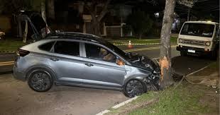 Passageiro morre após carro de aplicativo bater em árvore em Porto Alegre