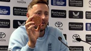 Cricket players on the field at Headingley stadium during day one of the Test match between England and Pakistan.
