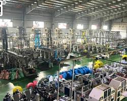 xưởng sản xuất túi nilon máy móc hiện đại, do AI tạo