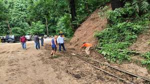 Darjeeling: Train Touristique Suspendu! Glissement de Terrain Isole la Région!