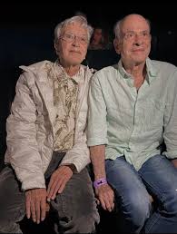 Caetano Veloso e Ney Matogrosso roubam a cena ao assistirem, juntinhos, ao show de Marina Lima na Fundição Progresso