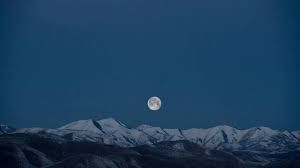 La Luna mueve los océanos, pero también puede empujar las fallas de la Tierra. La física detrás de los terremotos lentos