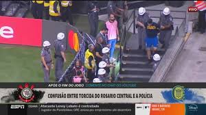 Torcedores do Rosario Central são detidos pela polícia após o fim do jogo contra o Corinthians