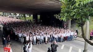 La Ola für Balkon-Paar: Freiburg-Fans heizen sich für Halbfinale ein | 
