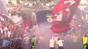 Tochas, cânticos e a vénia dos jogadores à multidão: ambiente arrebatador com a chegada do autocarro do Benfica à Luz