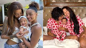 Ludmilla e Brunna Gonçalves com a filha recém-nascida, recriando momentos de carinho em família.