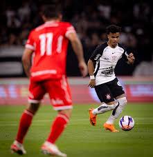Dupla do Corinthians deixa jogo com dores no primeiro tempo e preocupa