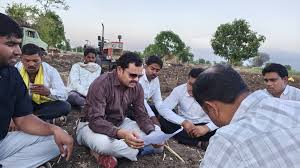 ढेकळावर बसून शेत रस्ता स्थळ ...