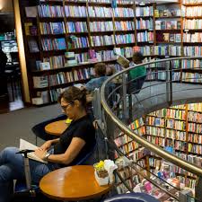Quem mais lê no Brasil: Pretos e pardos lideram consumo de livros em 2025; veja os dados