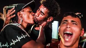 Casal de corintianos celebra gol com beijo no Anhembi, onde torcedores viram jogo pelo telão Leonardo de Souza/UOL Mais - casal-de-corintianos-celebram-gol-do-corinthians-com-beijo-no-anhembi-onde-torcedores-viram-jogo-pelo-telao-1341467254720_1920x1080
