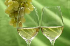 Risultati immagini per bicchiere di vino bianco
