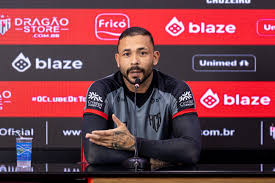 Jogador do Atlético-GO celebra "baita oportunidade" em competição do clube