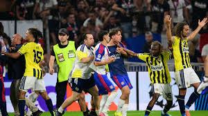 Partido de Champions termina en batalla campal