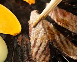 perfect piece of yakiniku on a grillの画像