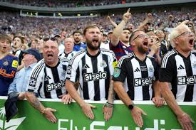 ¡Caos en Marsella! Hinchas del Newcastle, entre violencia y gases lacrimógenos