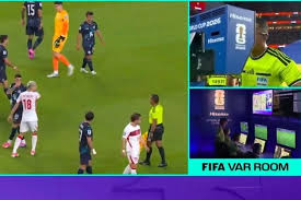 Estrena roja; se va por hablar a rival y taparse la boca