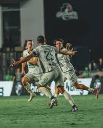 Banco da Chapecoense vai à loucura com gol de empate contra o Vasco; veja reação de dentro do gramado