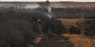 Canada : « la nation est en deuil » après un incendie sur une base militaire en Alberta, déclare Mark Carney — Le Monde.fr