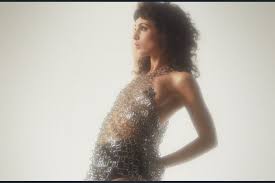 Barbara Pravi EXPLOSE la Scène! Hommage Époustouflant à Dalida! - Imagen principal del artículo