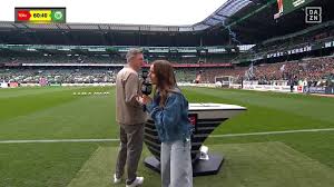 „Weg! Weg! Weg!“: DAZN-Übertragung nach Pyro-Beschuss unterbrochen