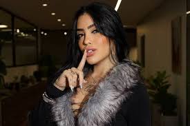 MC Mirella tem show cancelado em casa LGBT após apoio a Flávio Bolsonaro
