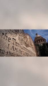 ¡Polémica en Texas! ¿Diez Mandamientos en Aulas? ¡Lo Bloquearon!