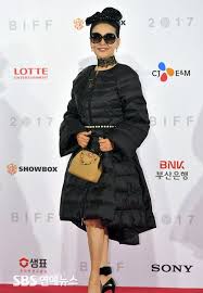 Theater Legend Yoon Suk-hwa in Critical Condition Amid Brain Tumor Battle, Family by Her Side