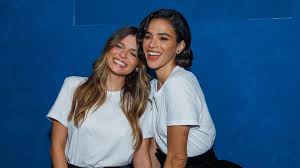 Acompanhada da irmã, Bruna Marquezine marca presença em inauguração de mostra de moda repleta de famosos