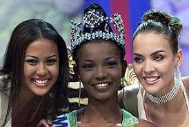 Newly crowned Miss World 2001 Nigeria&#39;s Agbani Darego (C), 18, runner up Miss Aruba Zizi Lee 19 (L) and second runner up Miss Scotland Juliet-Jane Horne, ... - ind3