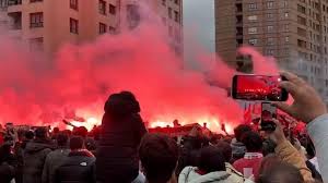 Partido de alto riesgo: así fue el recibimiento de la afición al Sporting para su partido ante el Deportivo de La Coruña