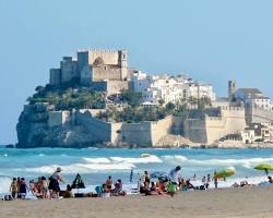 Peniscola castle and beach Spain (由 AI 生成)