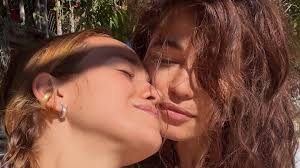 Emilie Rey surge de rosto colado com Nanda Costa em novo álbum de fotos