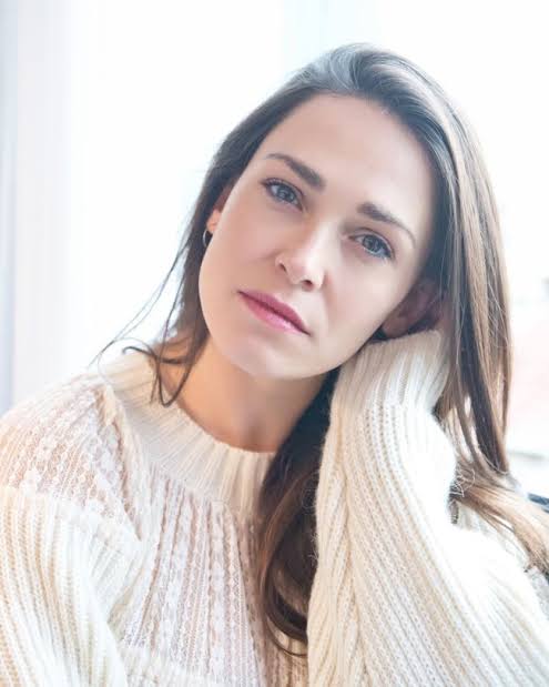 Μαίρη Μηνά: Ποια είναι η κούκλα ηθοποιός που έφυγε ξαφνικά από την παράσταση του Μπισμπίκη