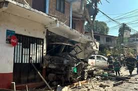 Choca autobús contra autos y vivienda en Valle de Bravo