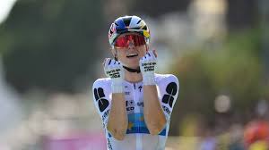 Demi Vollering slaat dubbelslag in voorlaatste rit Tour met ritzege en gele trui