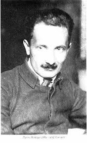 Dès 1948, Günther Anders délivre une critique radicale des présupposés philosophiques de son ancien professeur. Ce texte court mais dense permet de releve ... - heidegger