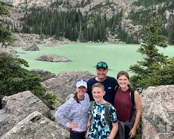 Gambar family enjoying a vacation in the Rocky Mountains